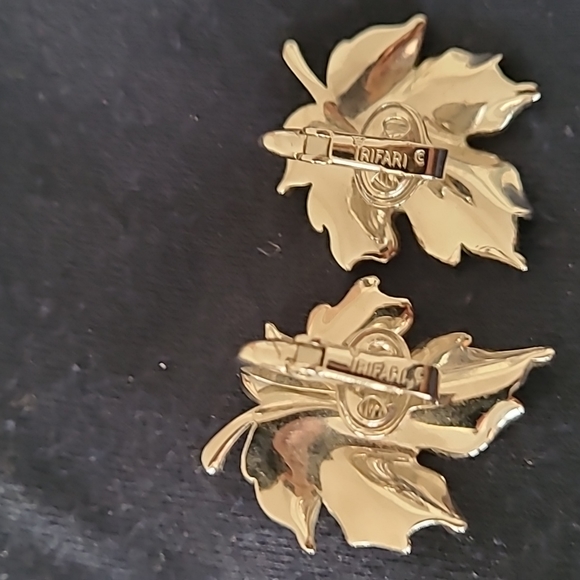 Trifari silver maple leaf clip on earrings. Great gift! - Picture 4 of 4